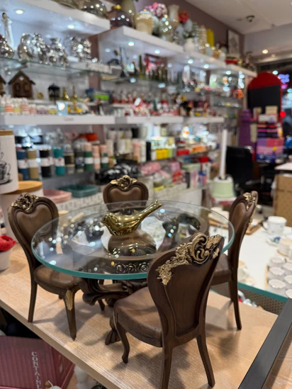 تصویر از میز و صندلی مینیاتوری