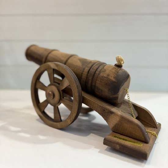 تصویر از توپ جنگی چوبی