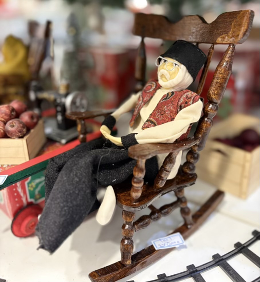 تصویر از عروسک پیرمرد