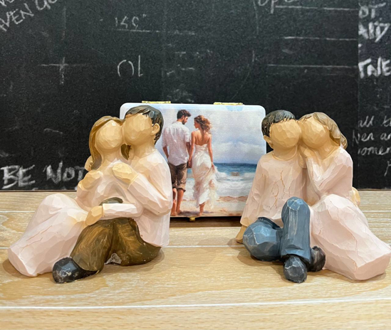 تصویر از مجسمه دختر و پسر